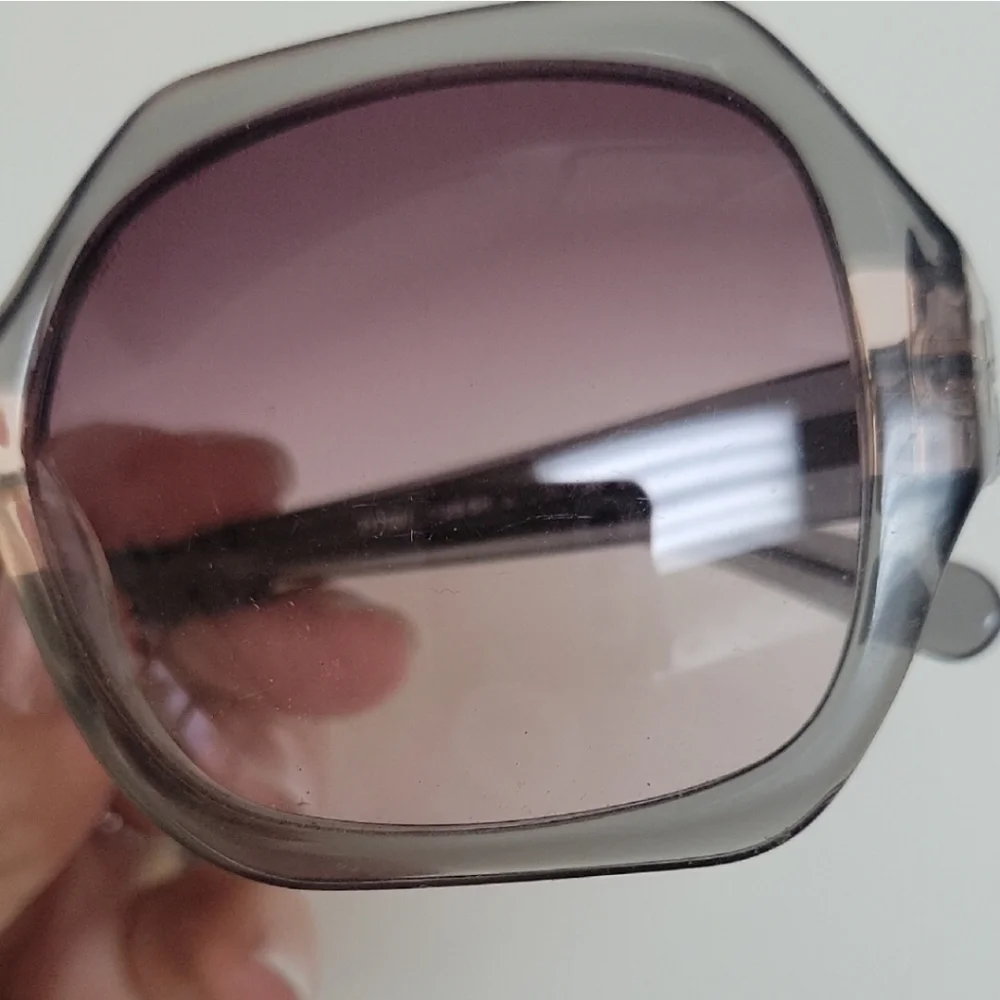 Tory Burch Gray Sunglasses No Callouts - Picture 11 of 12